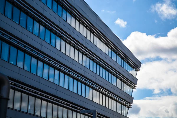 Viena, Austria. 02.03.2019. Arquitectura moderna de edificios de oficinas. Un rascacielos de cristal y metal. Reflexiones en ventanas . — Foto de Stock