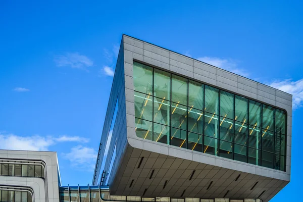 Viena, Austria. 02.03.2019. Arquitectura moderna de edificios de oficinas. Un rascacielos de cristal y metal. Reflexiones en ventanas . — Foto de Stock