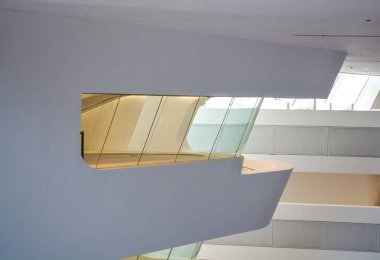 Viyana, Avusturya. 02.03.2019. İktisadi üniversite kütüphanesi. İçeride modern bir bina var. Eğimli ve yarım daire li duvarlar, büyük pencereler ve balkonlar, aydınlatma ile. Mimari. Geometri.