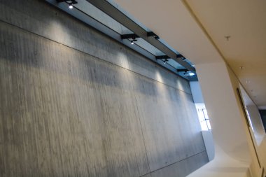 Viyana, Avusturya. 02.03.2019. İktisadi üniversite kütüphanesi. İçeride modern bir bina var. Eğimli ve yarım daire li duvarlar, büyük pencereler ve balkonlar, aydınlatma ile. Mimari. Geometri.