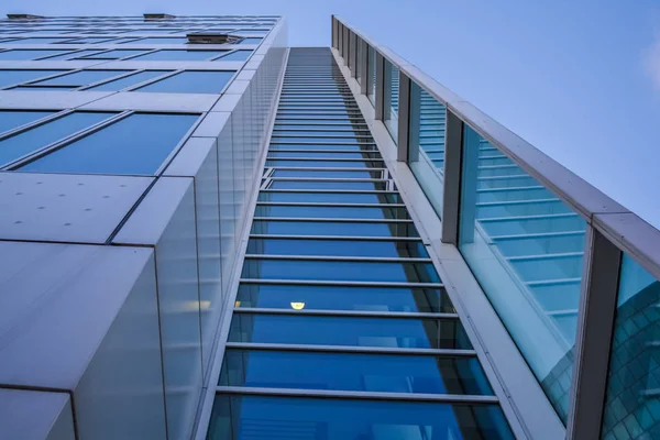 2.03.2019. Viena, Austria. Arquitectura moderna de edificios de oficinas. Un rascacielos de cristal y metal. Reflejos en ventanas de cielo azul. Centro de negocios — Foto de Stock