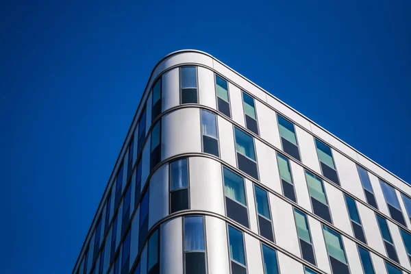 Arhitectura modernă a clădirilor de birouri. Un zgârie-nori din sticlă şi metal. Reflecții în ferestrele cerului albastru. Centrul de afaceri . — Fotografie, imagine de stoc