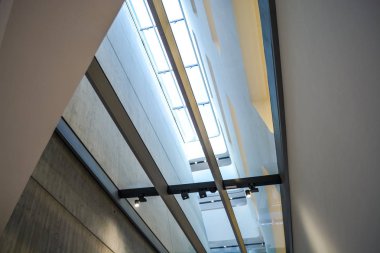 Viyana, Avusturya. 02.03.2019. İktisadi üniversite kütüphanesi. İçeride modern bir bina var. Eğimli ve yarım daire li duvarlar, büyük pencereler ve balkonlar, aydınlatma ile. Mimari. Geometri.