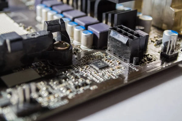 Mavi renk bilgisayardan eski anakart. Yedek parça. Kişisel bilgisayar bilgileri.