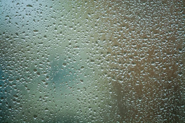 Fundo ou textura. É muito pequeno uma chuva cai no vidro de janela. Dia chuvoso de primavera . — Fotografia de Stock