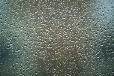 Arka plan veya doku. Pencere camına bir yağmur damlası çok küçük. Baharın yağmurlu günü.