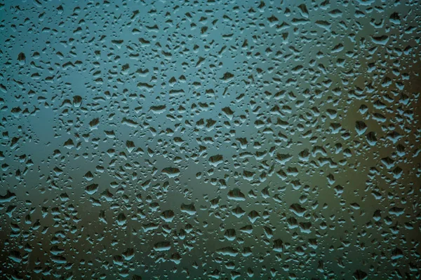 Fundo ou textura. É muito pequeno uma chuva cai no vidro de janela. Dia chuvoso de primavera . — Fotografia de Stock