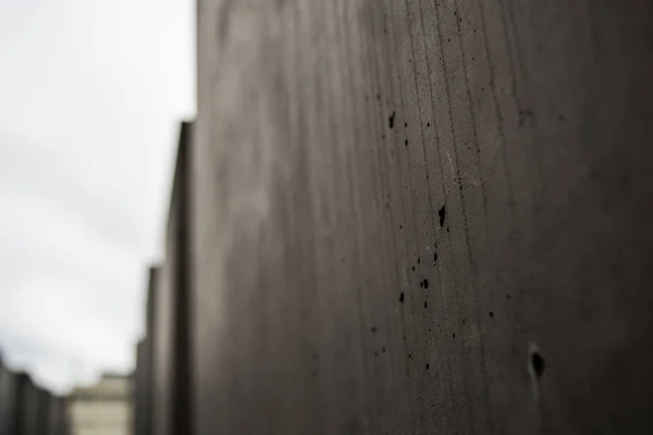 Fondo monofónico gris con agujeros texturales en una pared de hormigón con grietas y goteos . — Foto de Stock