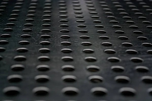 Gris fond monophonique avec une grande quantité de trous dans une plaque métallique. Surface. Texture . — Photo