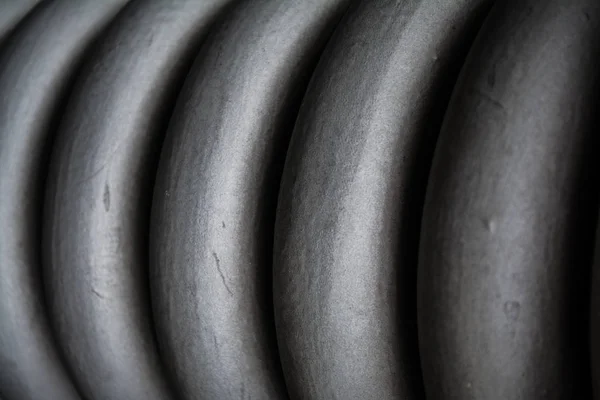Treccia, grigio a spirale spessa da metallo, per manutenzione di elementi di costruzione. Primavera. Struttura o uno sfondo in toni monofonici — Foto Stock
