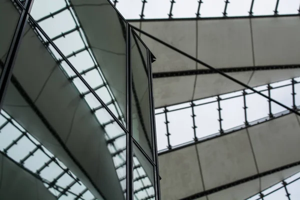 15 мая 2019 года. Берлин, Германия. Торгово-офисный комплекс Sony с белым и круглым куполом над стеклянными зданиями. Отражение в окнах — стоковое фото