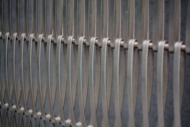 Birkaç satırda bağlı tel metal gri bir monofonik çit arka plan veya doku.