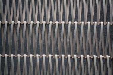 Birkaç satırda bağlı tel metal gri bir monofonik çit arka plan veya doku.