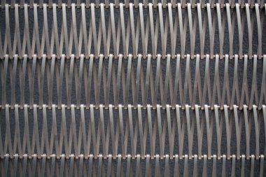 Birkaç satırda bağlı tel metal gri bir monofonik çit arka plan veya doku.