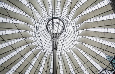 14.05.2019. Berlin, Almanya. Modern cam binalar ve bahçe üzerinde alışılmadık bir çatı ile alışveriş ve ofis merkezi Sony. Beyaz kubbe. Yansımalar.