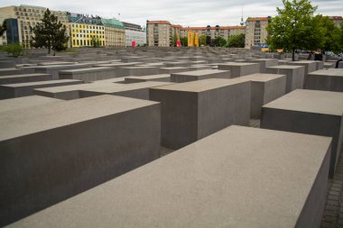 14.05.2019. Berlin, Almanya. Holokost anıtı. Farklı boyut ve yükseklikteki beton levhalardan alana görünüm. Şehir manzaraları, turistik yer.