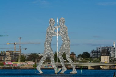 14.05.2019. Berlin, Almanya. Şehrin nehir bir görünüm ve metal Molekül Man alışılmadık bir manzara..