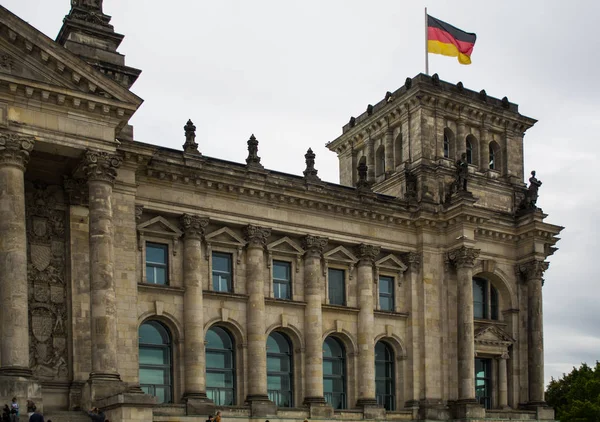 2019 Berlin Németország Tekintettel Régi Épület Város Elől Reichstag Zászló — Stock Fotó