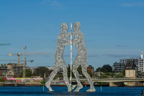 14.05.2019. Berlin, Almanya. Şehrin nehir bir görünüm ve metal Molekül Man alışılmadık bir manzara..