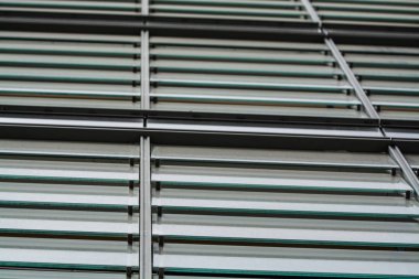 Cam levhalar ile gri ve mononik metal yüzeyden arka plan veya doku. Çapraz ışınlar. İnşaat malzemeleri.