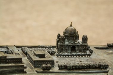 14.05.2019. Berlin, Almanya. Şehir sokaklarındaki eski tarihi bina metalden minyatür bir yapı. Müze adası nın modeli.