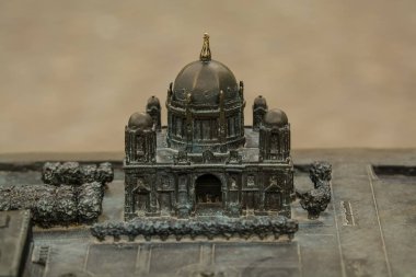 14.05.2019. Berlin, Almanya. Şehir sokaklarındaki eski tarihi bina metalden minyatür bir yapı. Müze adası nın modeli.