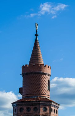 14.05.2019. Berlin, Almanya. Kırmızı tuğladan eski Varşova kapısının görünümü metro bir durak altında yeniden yapılan.