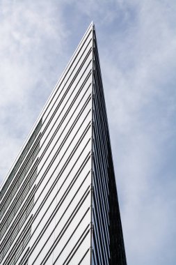 Modern cam binalar ve sıradışı form gökdelenler ile alışveriş ve ofis merkezleri.