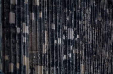 Şeritler ve derinleştirmeler ile beton koyu bir sütundan arka plan veya doku.