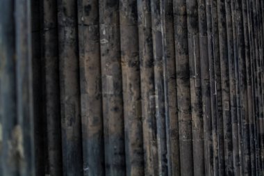 Şeritler ve derinleştirmeler ile beton koyu bir sütundan arka plan veya doku.