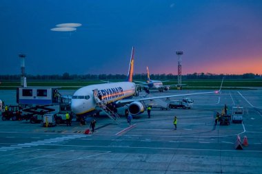 13.05.2019. Kiev, Ukrayna. F terminalinde Boryspil Uluslararası Havaalanı'na gelen ve pistte duran gün batımı manzarası ve uçaklar.