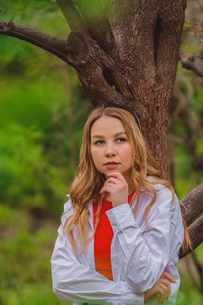 2019 Kiev Ucrania Joven Rubia Camina Jardín Verde Entre Los —  Fotos de Stock