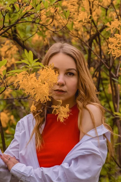 2019 Kiev Ucrania Joven Rubia Camina Jardín Botánico Entre Flores — Foto de Stock
