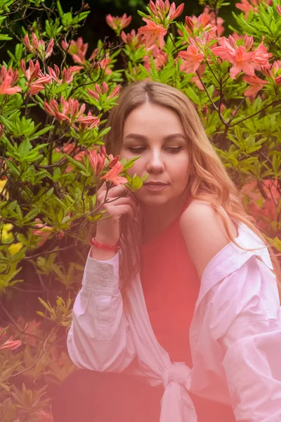 2019 Kiev Ucrania Joven Rubia Camina Jardín Botánico Entre Flores — Foto de Stock