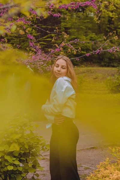 2019 Kiev Ucrania Joven Rubia Camina Jardín Botánico Entre Flores — Foto de Stock