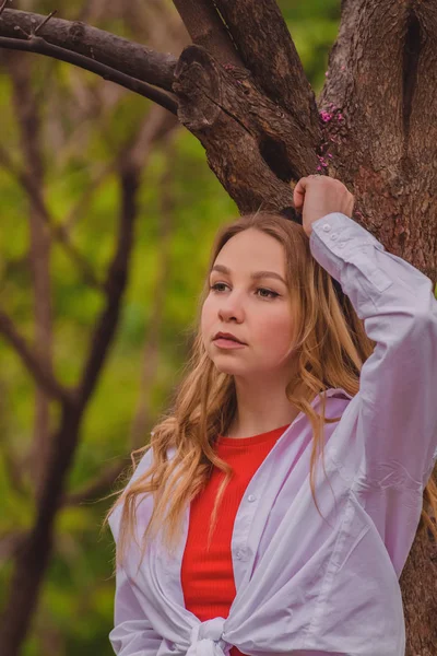 2019 Kiev Ucrania Joven Rubia Camina Jardín Verde Entre Los — Foto de Stock