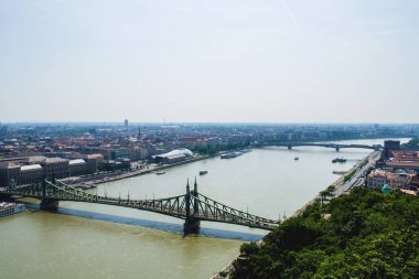 12.06.2019. Budapeşte, Macaristan. Tuna Nehri'nden geçen eski yeşil köprüye bir göz atın. Trafik kavşağı.
