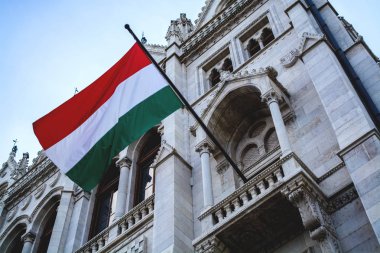 10.06.2019. Macaristan, Budapeşte. Şehir Parlamentosu ana cazibe güzel bir görünüm. Mimari. Cephede Macaristan Ulusal Bayrağı.