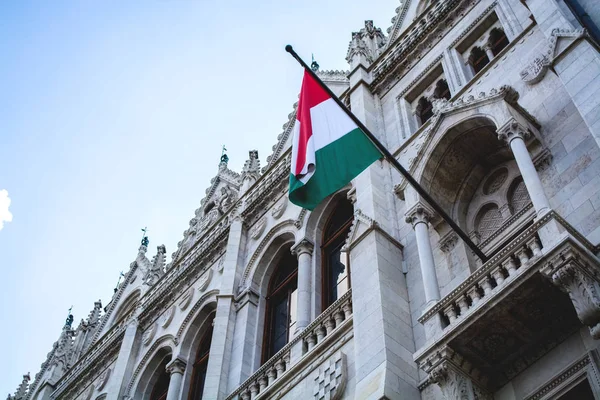 2019 ハンガリー ブダペスト 市議会の主な観光スポットの美しい景色 アーキテクチャ ファサードのハンガリーの国旗 — ストック写真
