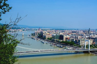 12.06.2019. Budapeşte, Macaristan. Beyaz renkli Tuna Nehri üzerinden yeni, geniş ve modern köprü bir görünüm. Trafik kavşağı. Araba.