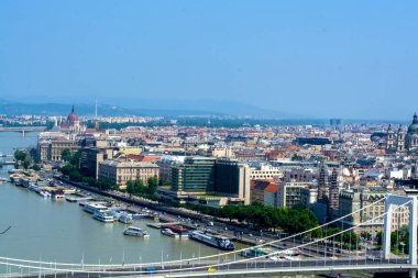 12.06.2019. Budapeşte, Macaristan. Beyaz renkli Tuna Nehri üzerinden yeni, geniş ve modern köprü bir görünüm. Trafik kavşağı. Araba.