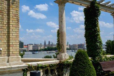 12.06.2019. Budapeşte, Macaristan. Şehrin tarihi kısmının güzel görünümü, eski binalar ve manzaraları, nehir ve sahil, ulaşım.
