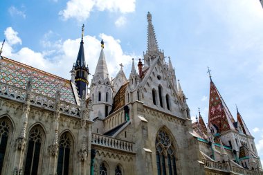 12.06.2019. Budapeşte, Macaristan. Eski tapınağın görünümü ve kilit Balıkçılık kalesi. Avrupa'da turistik bir yer. Kilise.