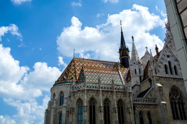 12.06.2019. Budapeşte, Macaristan. Eski tapınağın görünümü ve kilit Balıkçılık kalesi. Avrupa'da turistik bir yer. Kilise.