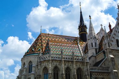 12.06.2019. Budapeşte, Macaristan. Eski tapınağın görünümü ve kilit Balıkçılık kalesi. Avrupa'da turistik bir yer. Kilise.