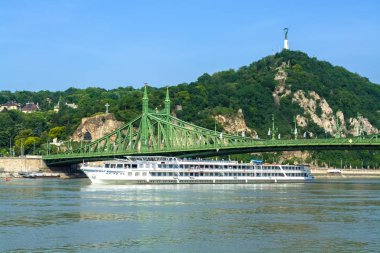 12.06.2019. Budapeşte, Macaristan. Tuna Nehri'nden geçen eski yeşil köprüye bir göz atın. Trafik kavşağı.