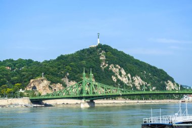 12.06.2019. Budapeşte, Macaristan. Tuna Nehri'nden geçen eski yeşil köprüye bir göz atın. Trafik kavşağı.