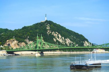 12.06.2019. Budapeşte, Macaristan. Tuna Nehri'nden geçen eski yeşil köprüye bir göz atın. Trafik kavşağı.