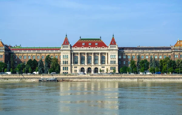 2019 ブダペスト ハンガリー 市内の歴史的な部分の美しい景色 古い建物や観光スポット 川や海岸 交通機関 — ストック写真