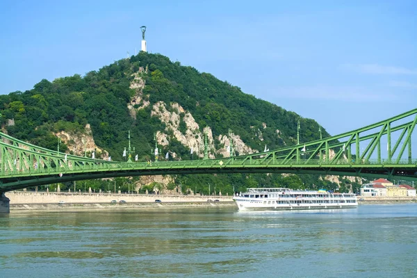 12.06.2019. Budapeşte, Macaristan. Tuna Nehri'nden geçen eski yeşil köprüye bir göz atın. Trafik kavşağı.